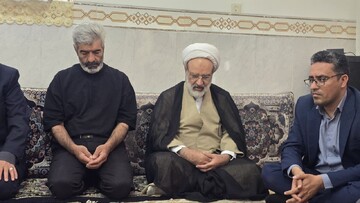 حضور مدیر حوزه علمیه خواهران یزد بر مزار اولین شهید روستای رحیم آباد گاریزات