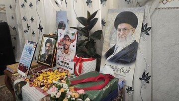 حضور مدیر حوزه علمیه خواهران یزد بر مزار اولین شهید روستای رحیم آباد گاریزات