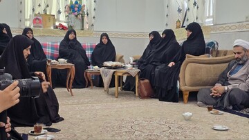 حضور مدیر حوزه علمیه خواهران یزد بر مزار اولین شهید روستای رحیم آباد گاریزات