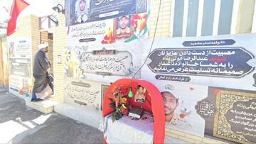 حضور مدیر حوزه علمیه خواهران یزد بر مزار اولین شهید روستای رحیم آباد گاریزات