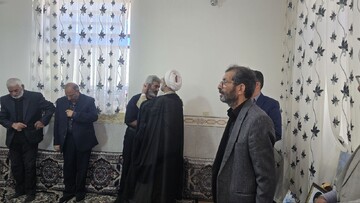 حضور مدیر حوزه علمیه خواهران یزد بر مزار اولین شهید روستای رحیم آباد گاریزات