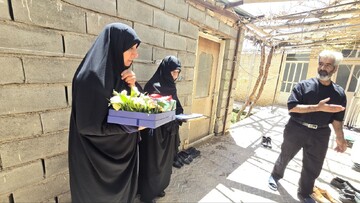 حضور مدیر حوزه علمیه خواهران یزد بر مزار اولین شهید روستای رحیم آباد گاریزات