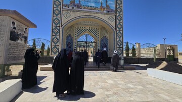 حضور مدیر حوزه علمیه خواهران یزد بر مزار اولین شهید روستای رحیم آباد گاریزات
