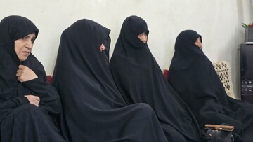 دیدار مسئولان حوزه علمیه خواهران یزد با خانواده شهید علیرضا دهقانی سانیج و ادای احترام بر مزار این شهید