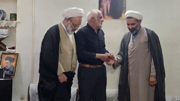 دیدار مسئولان حوزه علمیه خواهران یزد با خانواده شهید علیرضا دهقانی سانیج و ادای احترام بر مزار این شهید