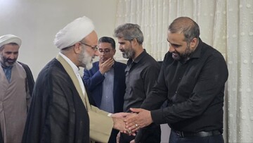 دیدار مسئولان حوزه علمیه خواهران یزد با خانواده شهید علیرضا دهقانی سانیج و ادای احترام بر مزار این شهید