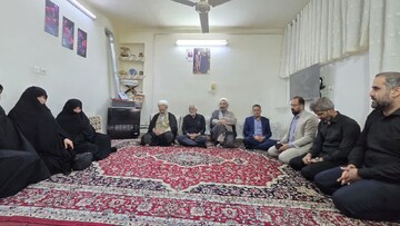 دیدار مسئولان حوزه علمیه خواهران یزد با خانواده شهید علیرضا دهقانی سانیج و ادای احترام بر مزار این شهید