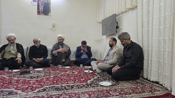 دیدار مسئولان حوزه علمیه خواهران یزد با خانواده شهید علیرضا دهقانی سانیج و ادای احترام بر مزار این شهید