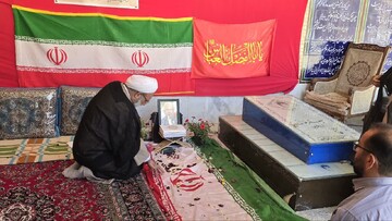 دیدار مسئولان حوزه علمیه خواهران یزد با خانواده شهید علیرضا دهقانی سانیج و ادای احترام بر مزار این شهید
