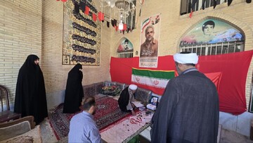 دیدار مسئولان حوزه علمیه خواهران یزد با خانواده شهید علیرضا دهقانی سانیج و ادای احترام بر مزار این شهید