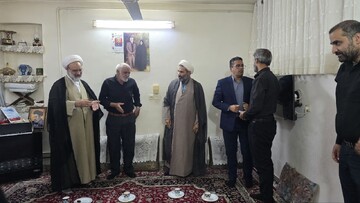 دیدار مسئولان حوزه علمیه خواهران یزد با خانواده شهید علیرضا دهقانی سانیج و ادای احترام بر مزار این شهید