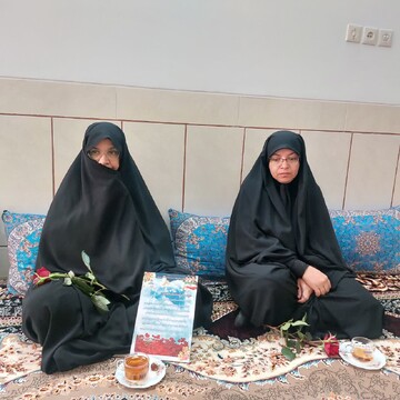 تصاویر/ نمایندگان حوزه علمیه خواهران استان یزد با خانواده شهید والامقام رحمن چاکرالحسینی