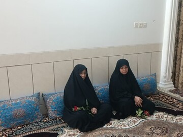 تصاویر/ نمایندگان حوزه علمیه خواهران استان یزد با خانواده شهید والامقام رحمن چاکرالحسینی