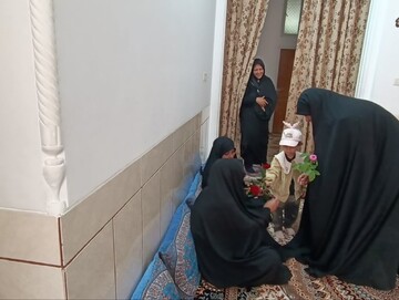 تصاویر/ نمایندگان حوزه علمیه خواهران استان یزد با خانواده شهید والامقام رحمن چاکرالحسینی