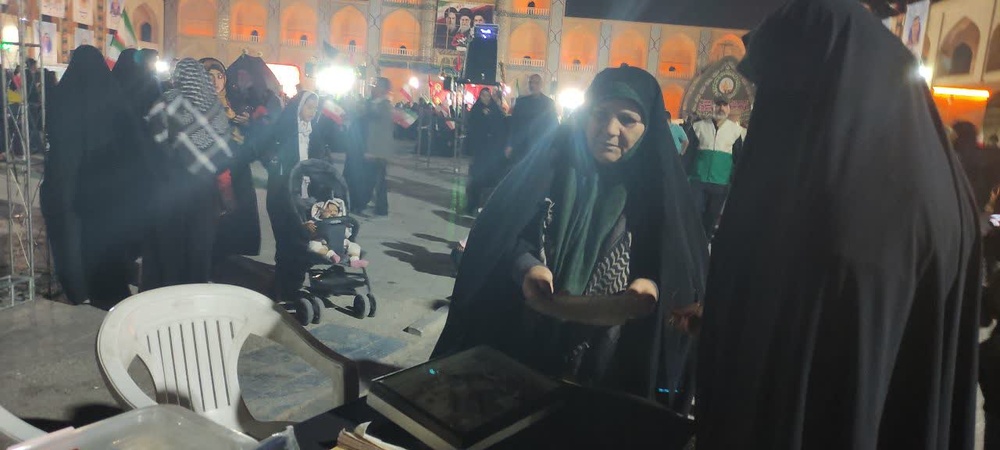 طلبه مقطع متوسطه مدرسه حضرت خدیجه الکبری سلام الله علیها بندرعباس طلاهای خود را به جبهه مقاومت اهدا کرد