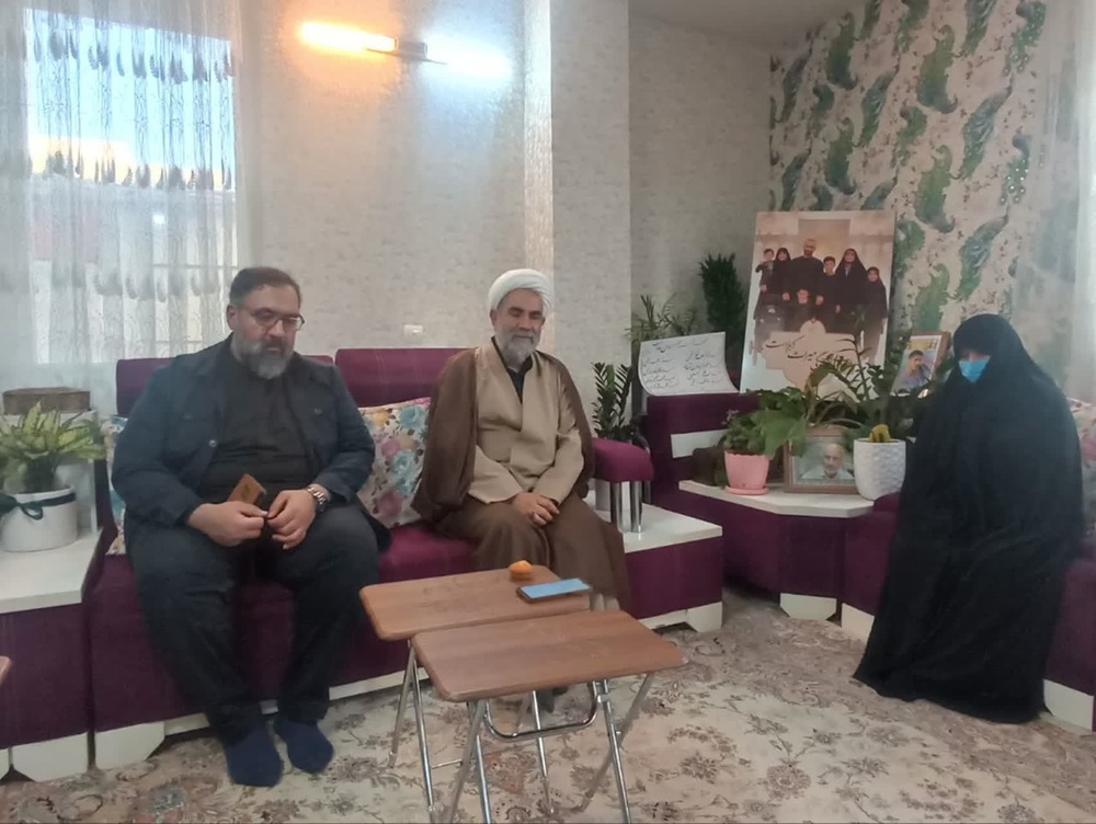 ابلاغ پیام مدیر حوزه‌ علمیه خواهران کشور حجت الاسلام و المسلمین علیزاده به مادر بزرگوار شهیدان رستمی (هشت شهید جنگ‌تحمیلی‌سوم)