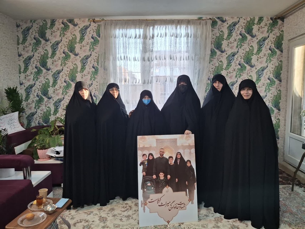 ابلاغ پیام مدیر حوزه علمیه خواهران کشور حجت الاسلام و المسلمین علیزاده به مادر بزرگوار شهیدان رستمی (هشت شهید جنگتحمیلیسوم)