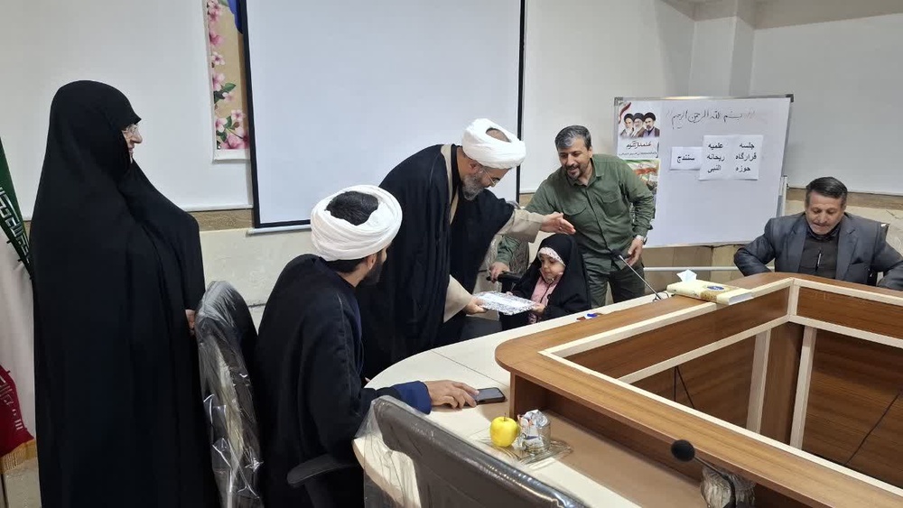 برگزاری جلسه قرارگاه مدرسه علمیه تخصصی ریحانهالنبی(س) سنندج با حضور مدیریت حوزههای علمیه خواهران استان کردستان و طلاب مبلغ