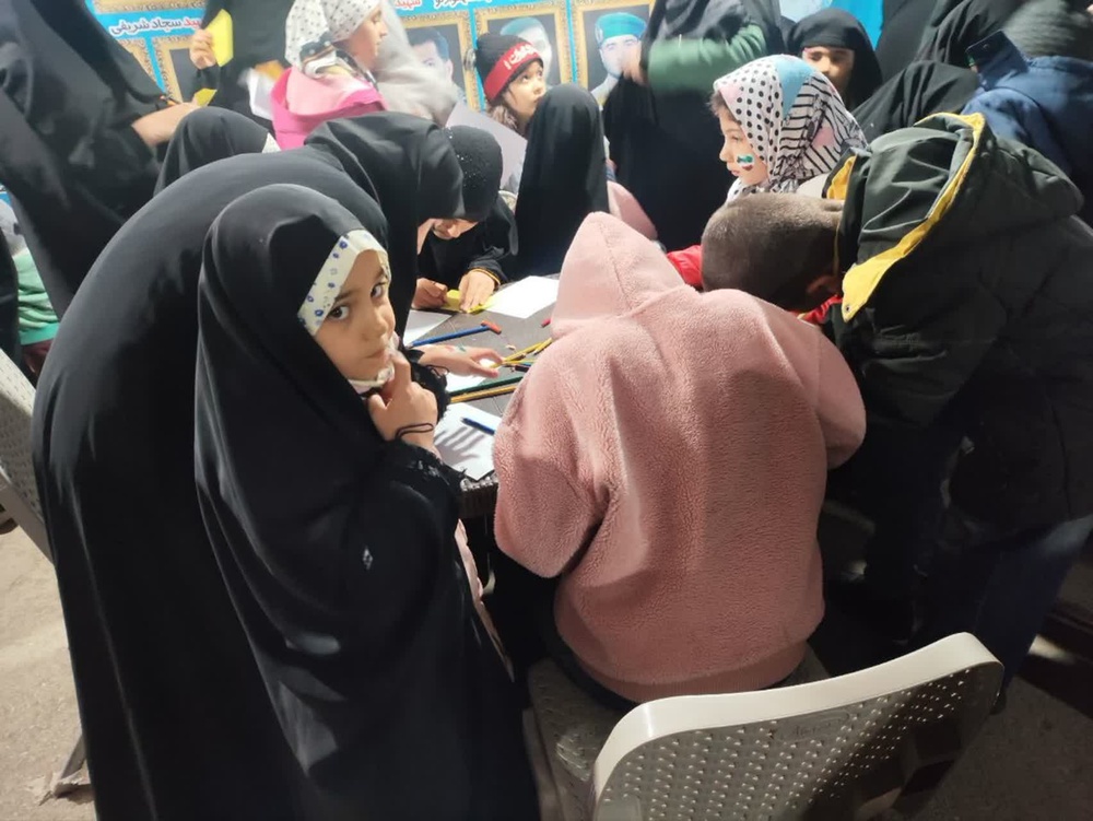 برگزاری رویدادهای فرهنگی و ارزشی در موکب قرارگاه الزهرا (س) قروه؛ از بازی و آموزش تا انتقال آموزه‌های ایثار و مقاومت