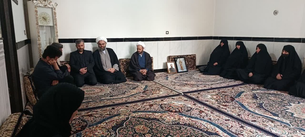 دیدار مدیر حوزههای علمیه خواهران کردستان با خانوادههای شهدای جنگ رمضان در کامیاران