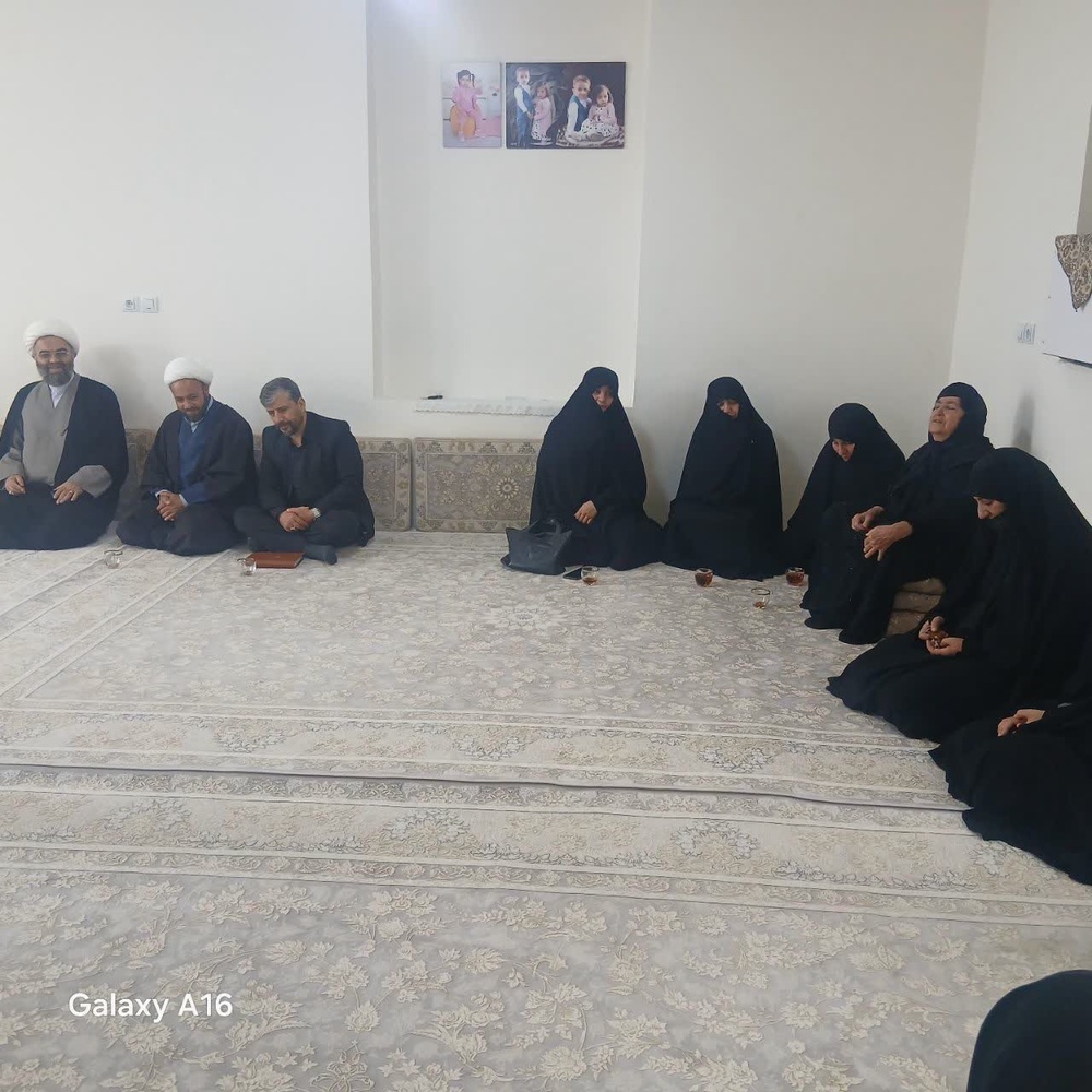 دیدار مدیر حوزه‌های علمیه خواهران کردستان با خانواده‌های شهدای جنگ رمضان در کامیاران