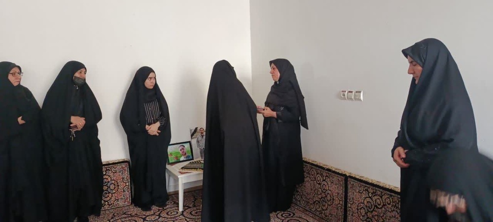 دیدار مدیر حوزه‌های علمیه خواهران کردستان با خانواده‌های شهدای جنگ رمضان در کامیاران