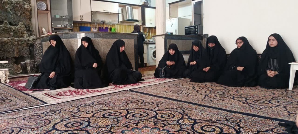 دیدار مدیر حوزه‌های علمیه خواهران کردستان با خانواده‌های شهدای جنگ رمضان در کامیاران