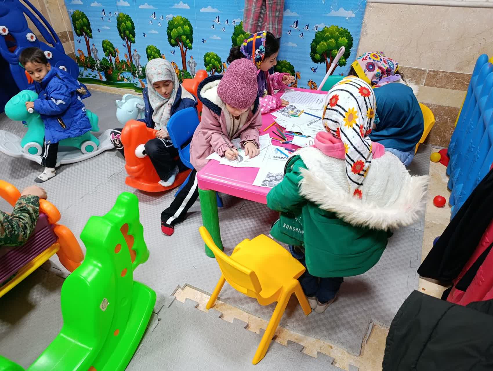 استمرار فعالیت‌های جهادی مدارس علمیه خواهران لرستان در در هفته هفتم جنگ تحمیلی سوم