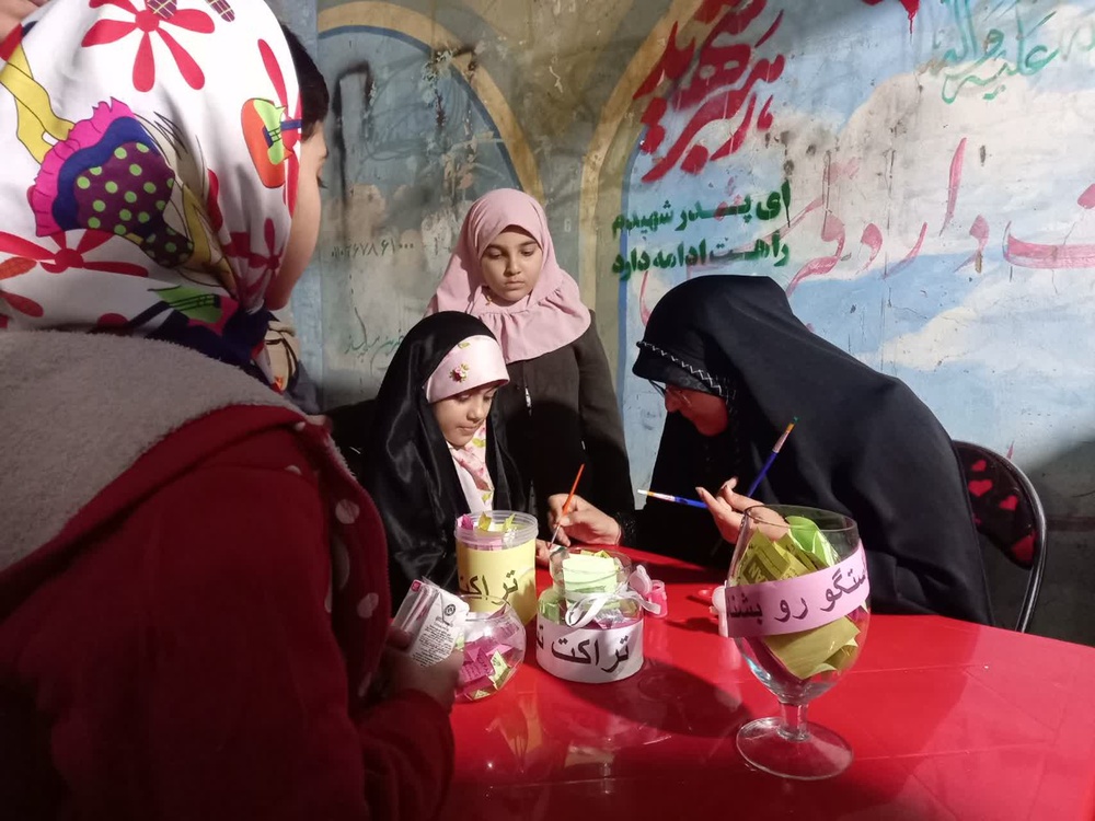 استمرار فعالیت‌های جهادی طلاب و کادر مدارس علمیه خواهران لرستان در در هفته هفتم جنگ تحمیلی سوم