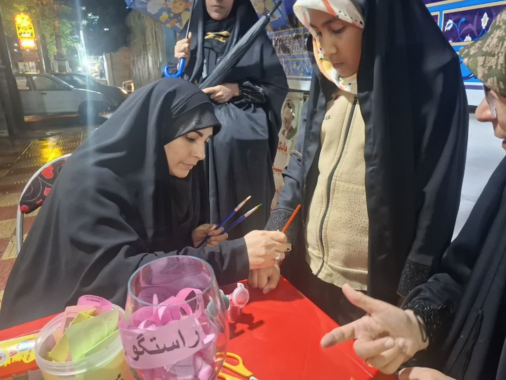 استمرار فعالیت‌های جهادی طلاب و کادر مدارس علمیه خواهران لرستان در در هفته هفتم جنگ تحمیلی سوم