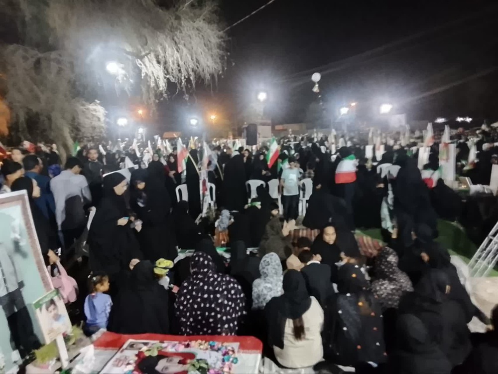 تجسم ایثار در قاب هنر؛ برپایی نمایشگاه «مدرسه شجره طیبه» در میناب