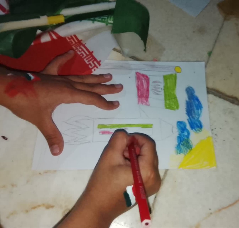 تجسم ایثار در قاب هنر؛ برپایی نمایشگاه «مدرسه شجره طیبه» در میناب