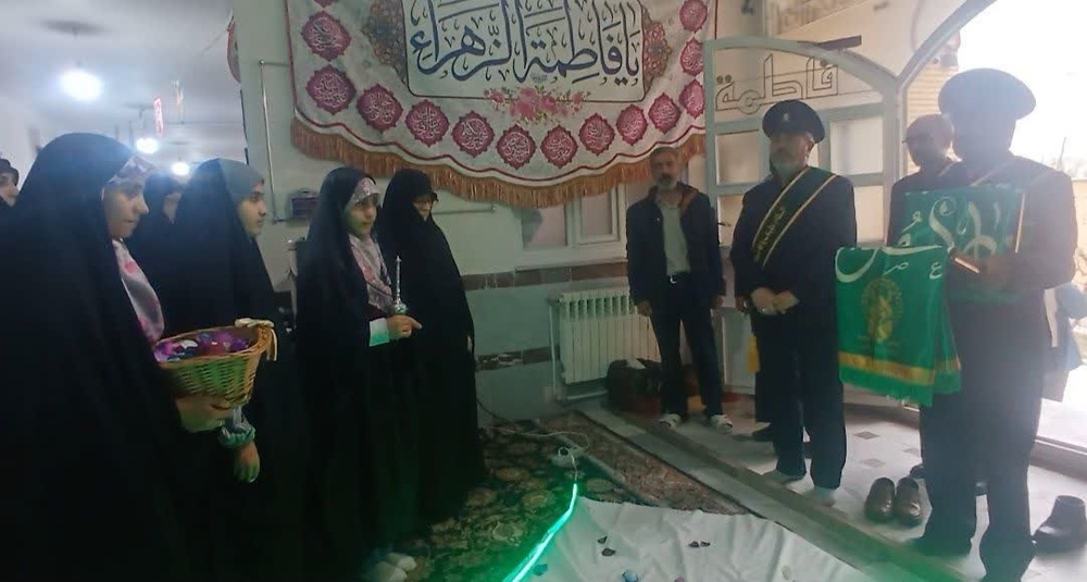 استقبال پرشور بانوان بیجاری از پرچم حرم حضرت معصومه (س) در مدرسه علمیه فاطمه الزهرا (س)