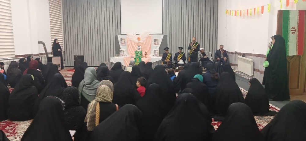 استقبال پرشور بانوان بیجاری از پرچم حرم حضرت معصومه (س) در مدرسه علمیه فاطمه الزهرا (س)