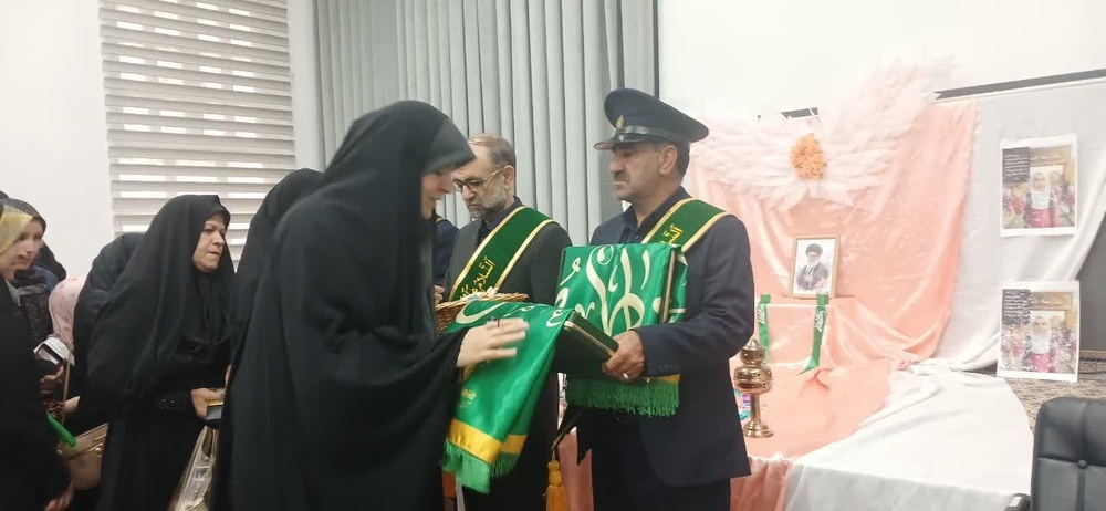 استقبال پرشور بانوان بیجاری از پرچم حرم حضرت معصومه (س) در مدرسه علمیه فاطمه الزهرا (س)
