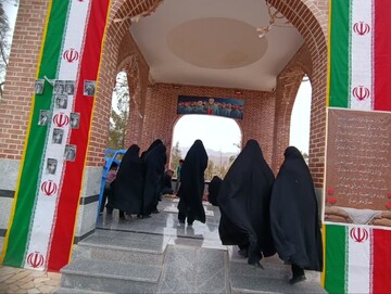 تصاویر/  ابلاغ پیام تکریم مدیریت حوزه علمیه خواهران استان یزد به خانواده شهید کریمی در ابرکوه