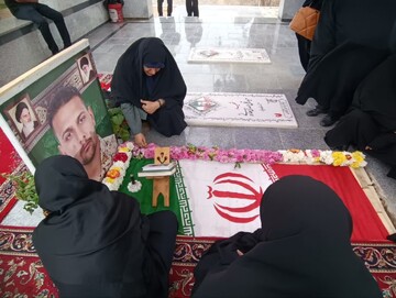 تصاویر/  ابلاغ پیام تکریم مدیریت حوزه علمیه خواهران استان یزد به خانواده شهید کریمی در ابرکوه