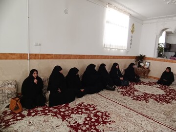 تصاویر/  ابلاغ پیام تکریم مدیریت حوزه علمیه خواهران استان یزد به خانواده شهید کریمی در ابرکوه