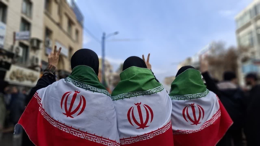 زنان ایرانی در صف اول حفظ وطن قرار دارند