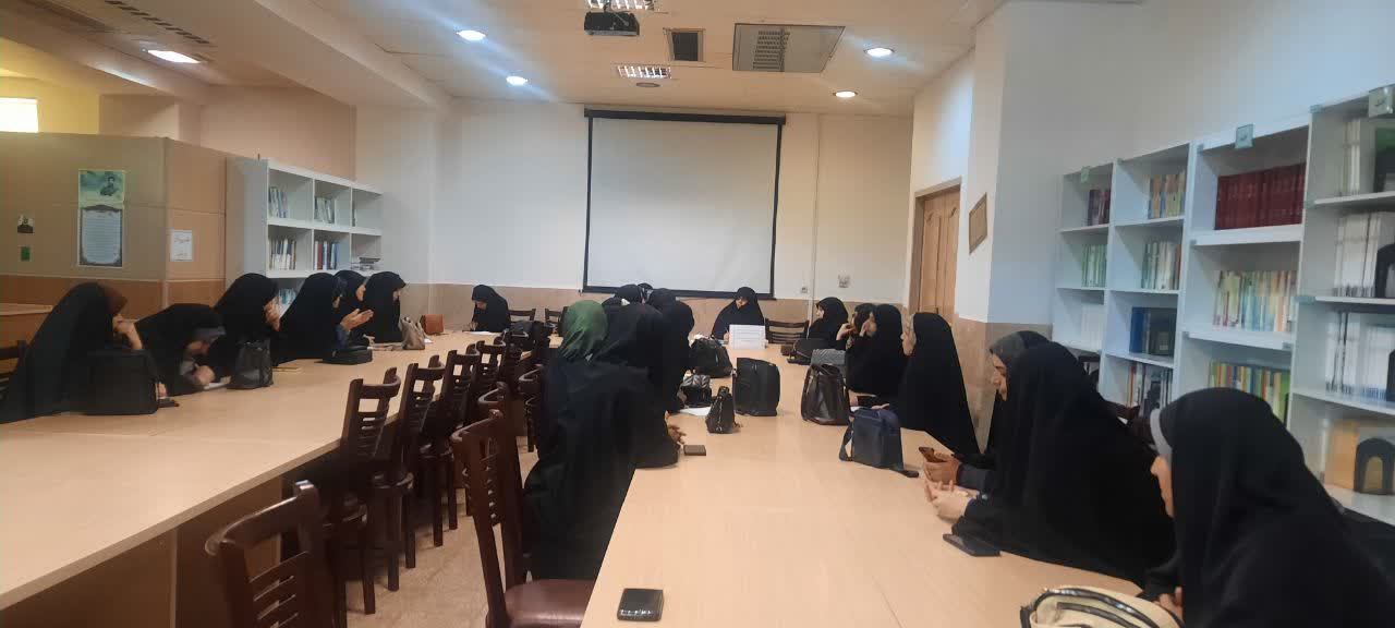 دیدار مدیرکل پژوهش‌های تحصیلی حوزه‌های خواهران با معاونان پژوهش و طلاب سطح ۳ و ۴ استان فارس