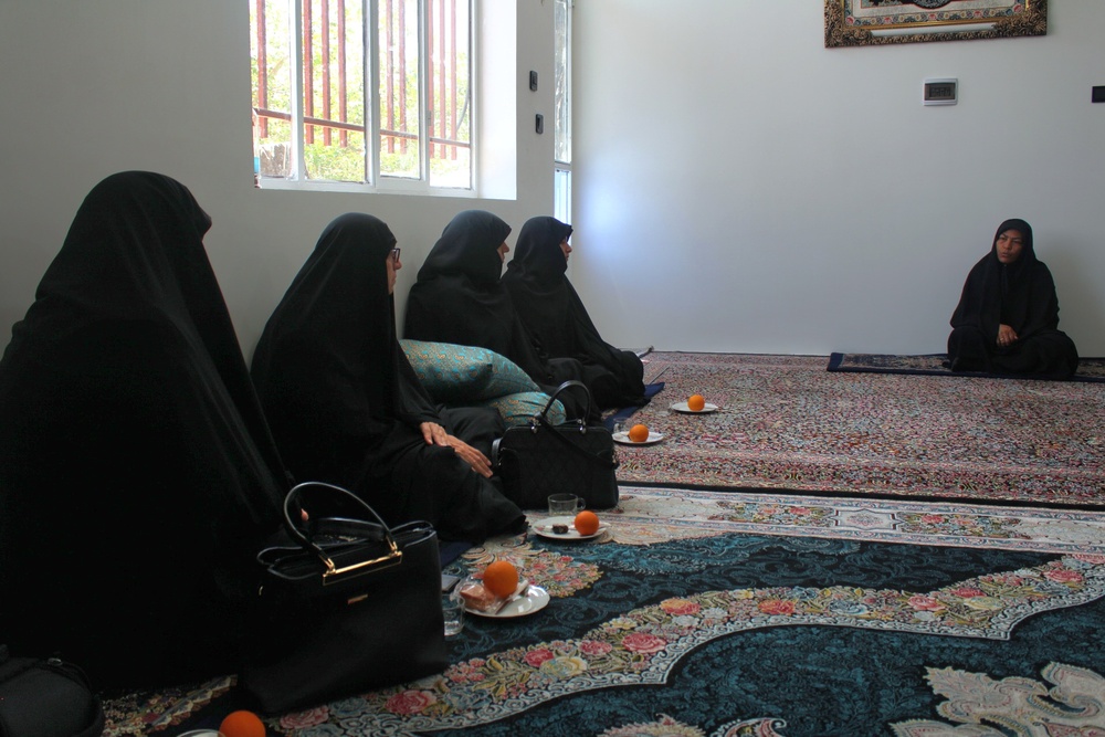 دیدار مدیر و جمعی از معاونان مدیریت حوزه علمیه خواهران استان کرمان با خانواده شهید اسلامی