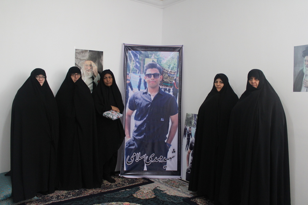 دیدار مدیر و جمعی از معاونان مدیریت حوزه علمیه خواهران استان کرمان با خانواده شهید اسلامی