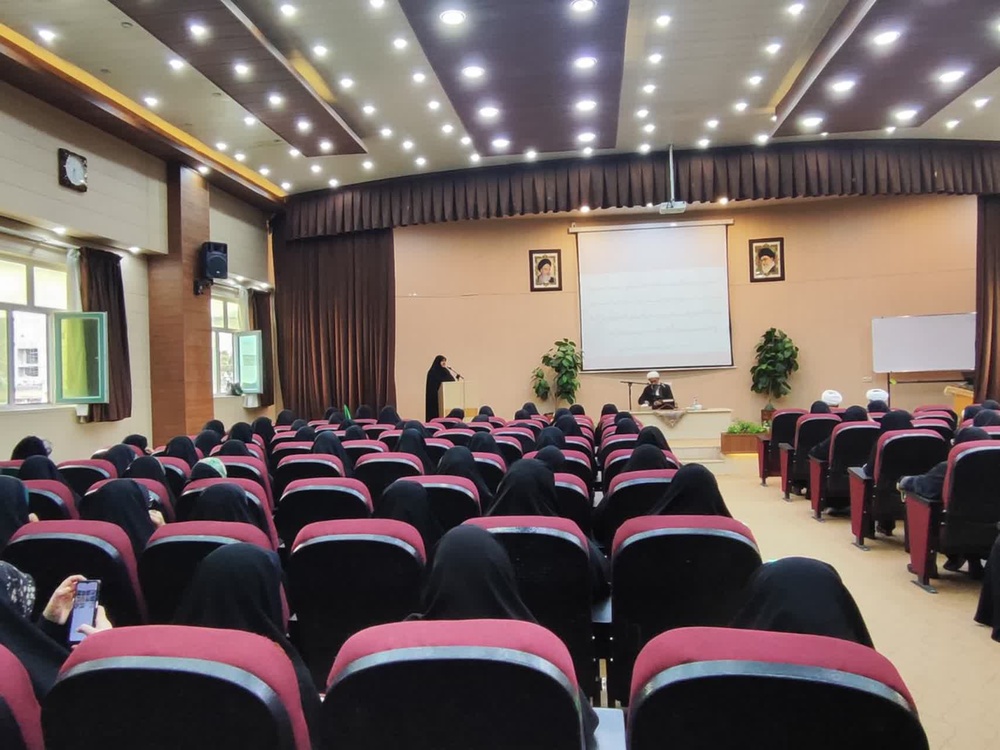 نشست صمیمی مدیر حوزههای علمیه خواهران کشور با اساتید و طلاب شیراز