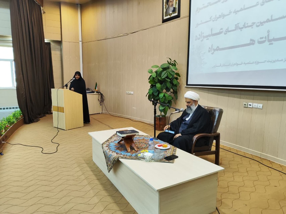 نشست صمیمی مدیر حوزه‌های علمیه خواهران کشور با اساتید و طلاب شیراز