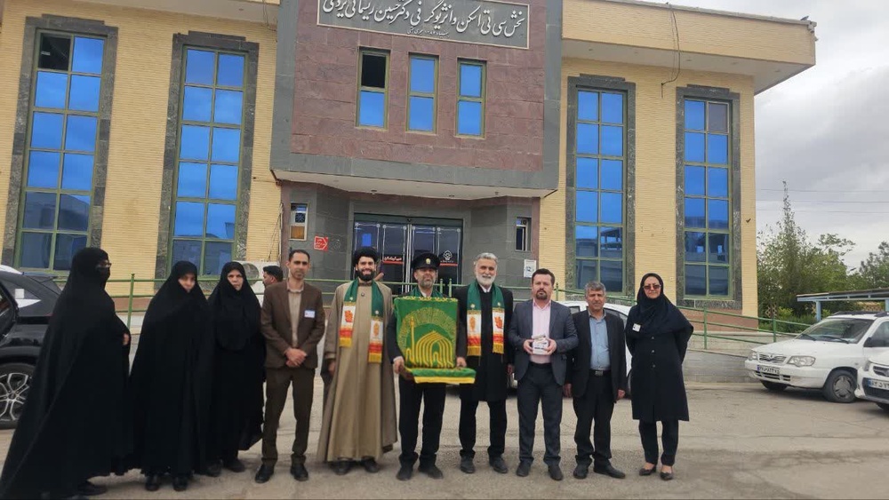 تجلیل مدیر مدرسه علمیه تخصصی حضرت زهرا (س) از مادران پیشگام در طرح جوانی جمعیت