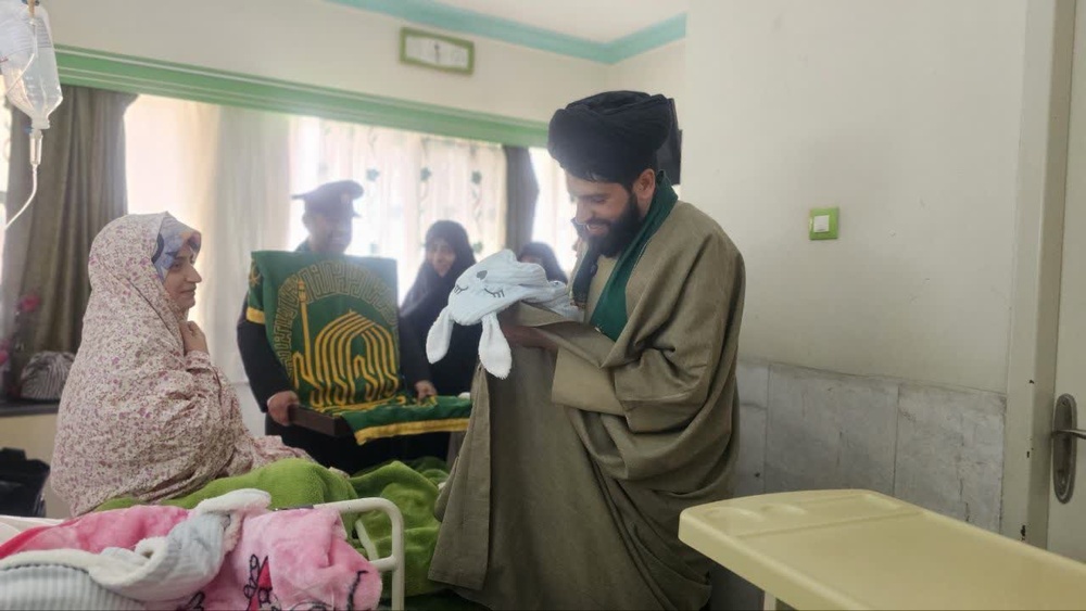 تجلیل مدیر مدرسه علمیه تخصصی حضرت زهرا (س) از مادران پیشگام در طرح جوانی جمعیت