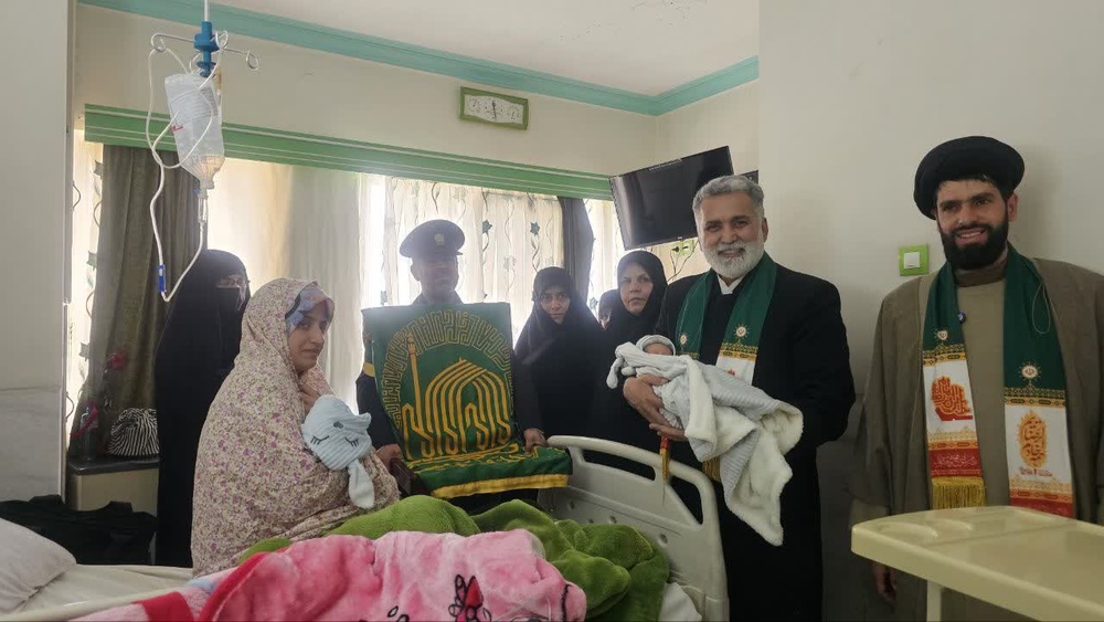 تجلیل مدیر مدرسه علمیه تخصصی حضرت زهرا (س) از مادران پیشگام در طرح جوانی جمعیت