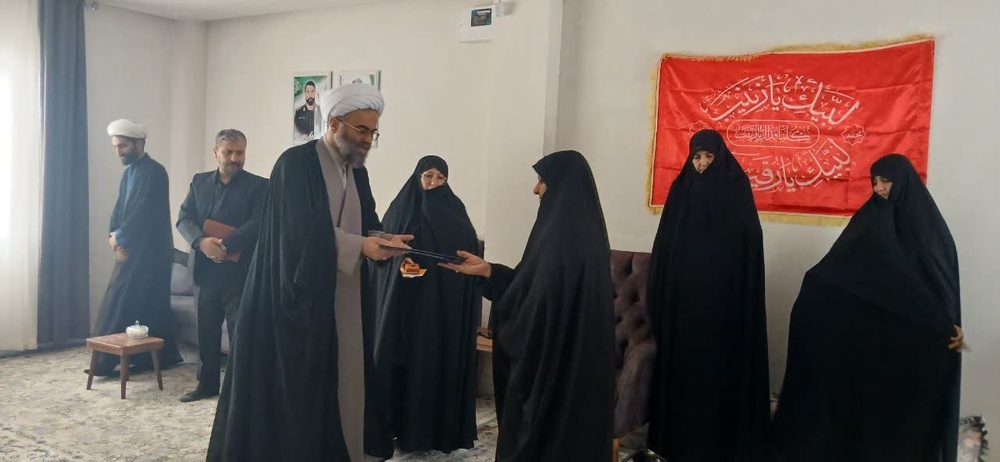 دیدار مدیر حوزههای علمیه خواهران کردستان با خانواده شهید میلاد معظمی