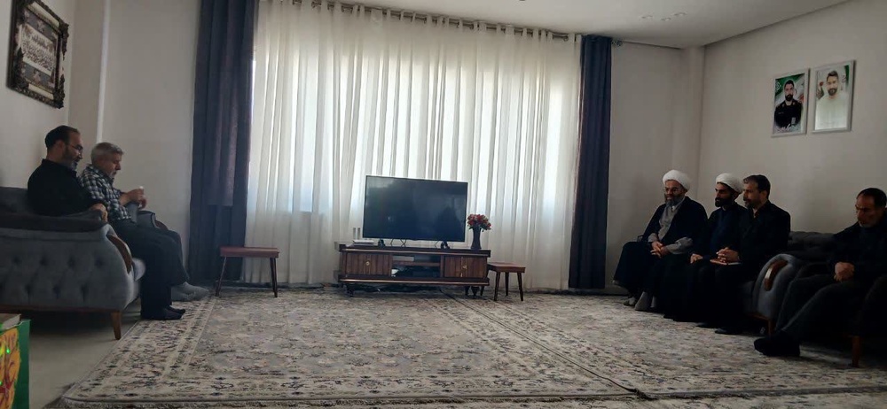 دیدار مدیر حوزه‌های علمیه خواهران کردستان با خانواده‌ شهید میلاد معظمی