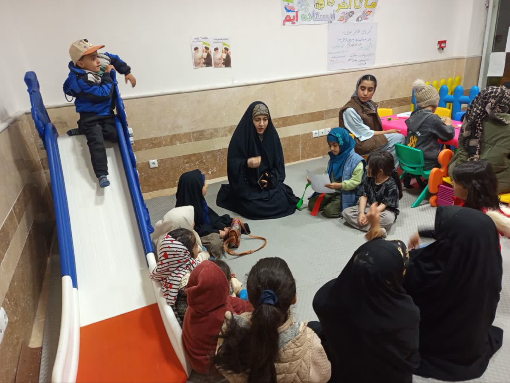 تداوم نهضت خدمت‌رسانی و تبیین مدارس علمیه خواهران لرستان/ نگاهی به فعالیت‌های طلاب در دهه ششم جنگ تحمیلی سوم در مواکب و محافل استانی